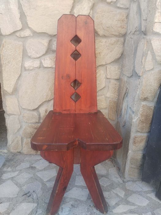 Масивни дървени столове и маси