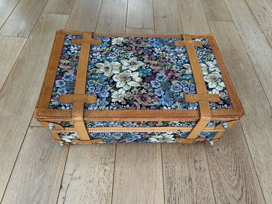 Винтидж куфар за ретро кола или декорация