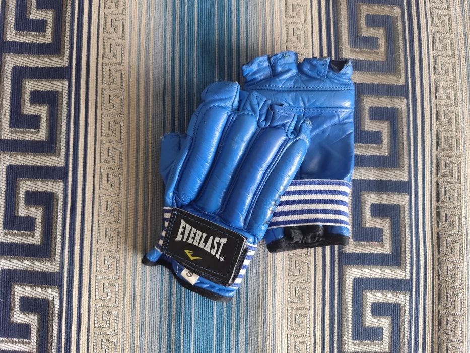 Перчатки для единоборств фирмы Everlast