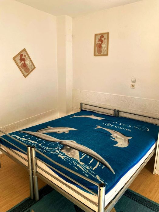 Dau in chirie garsonieră mica pt doua persoane , 100 euro pe luna. Plus cheltuieli .Se percepe garantie o luna de chirie