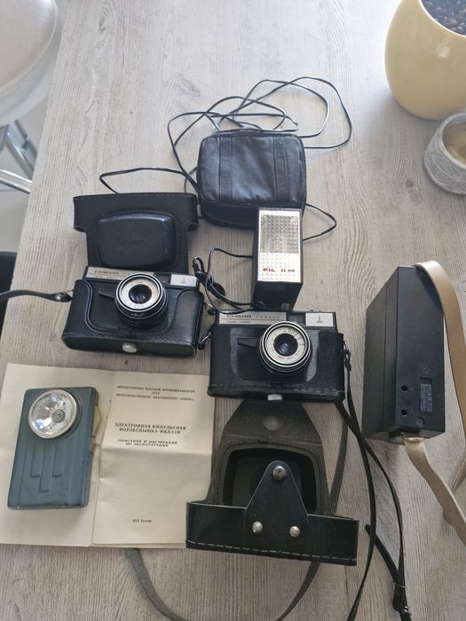 Два фотоапарата със светкавица от 1975