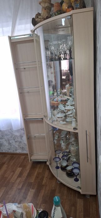 Срочно !!! Продам шкаф витрина
