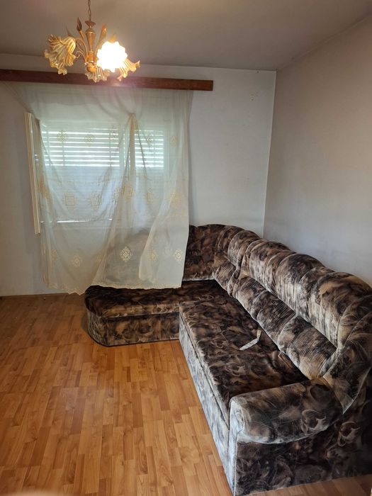 Vand casa in zona linistita