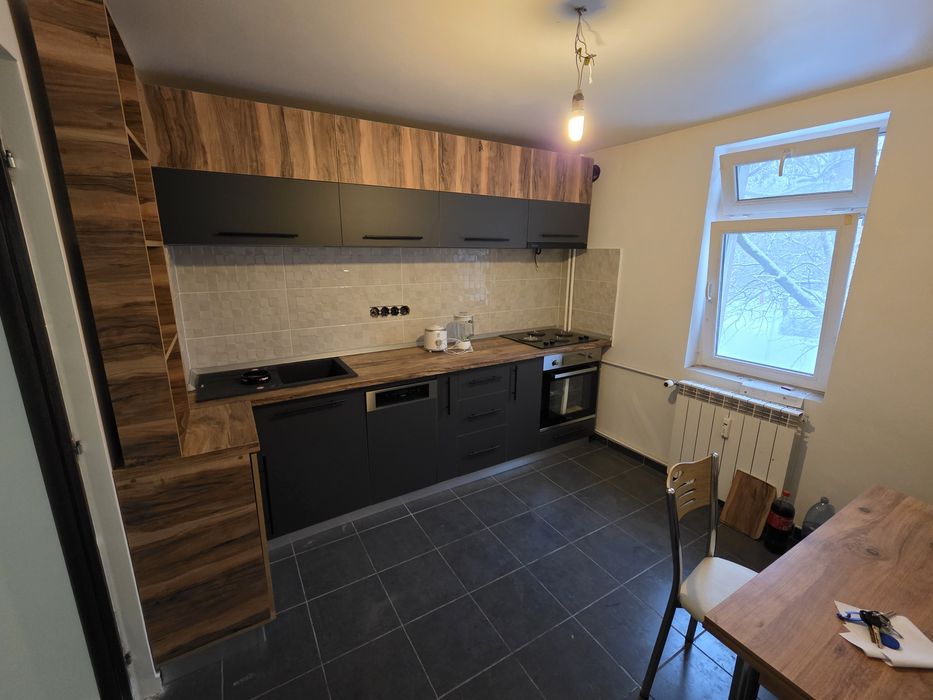 Vand apartamet 3 camere,etaj 1 ,crihala