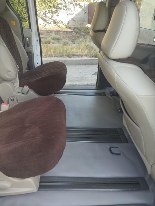 Toyota Sienna 2010 года.