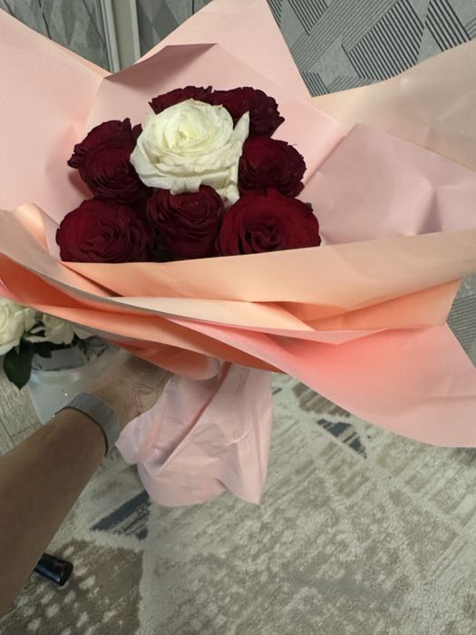 Красивый букет из 9 роз