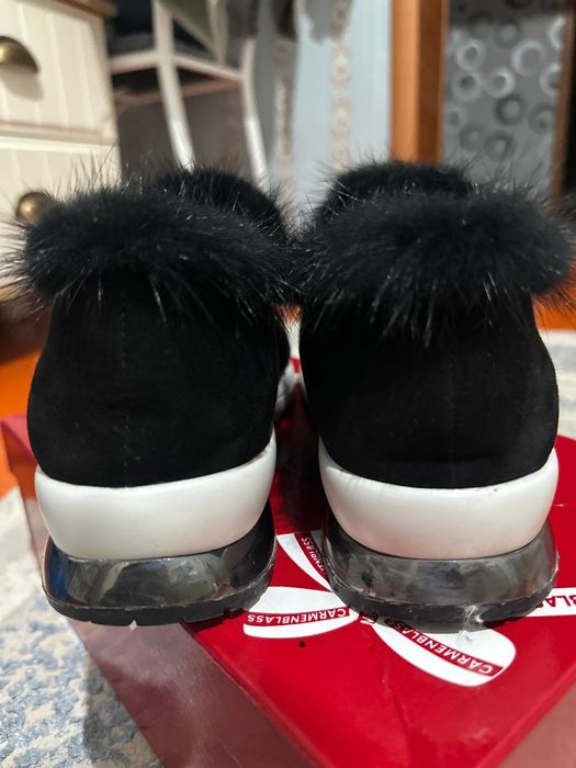 Аяк киімдер сатылады