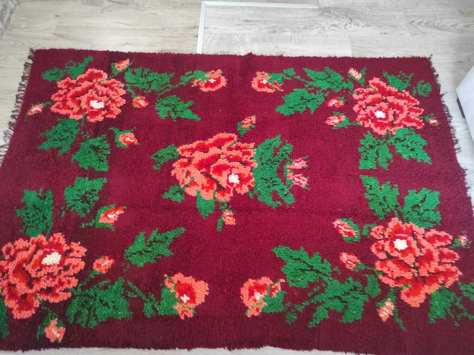 Автентичен ръчно тъкан вълнен килим 200x150 см – бордо с едри рози