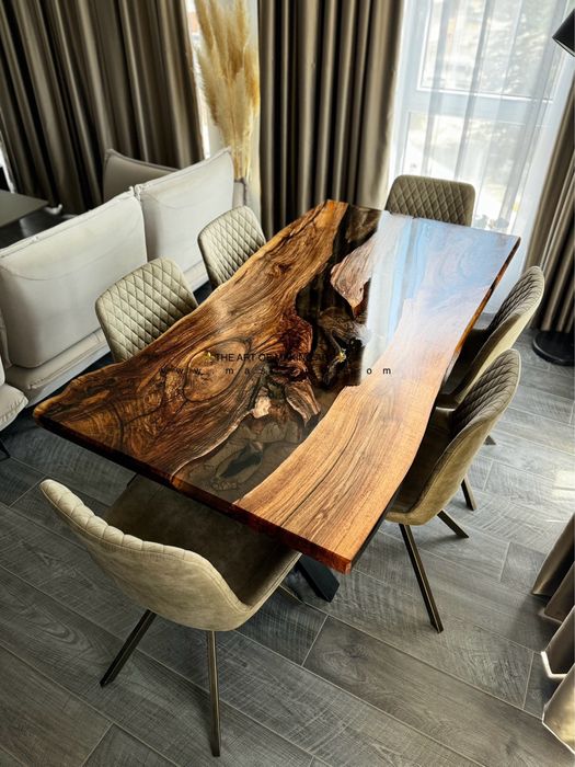 Маса от естествено дърво и епоксидна смола