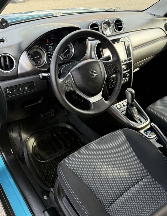 Suzuki Vitara 12.2019,automată,benzină, euro 6, carte service la zi doar la reprezentanță. Cumpărată de nouă din țară Accept test reprezentanță