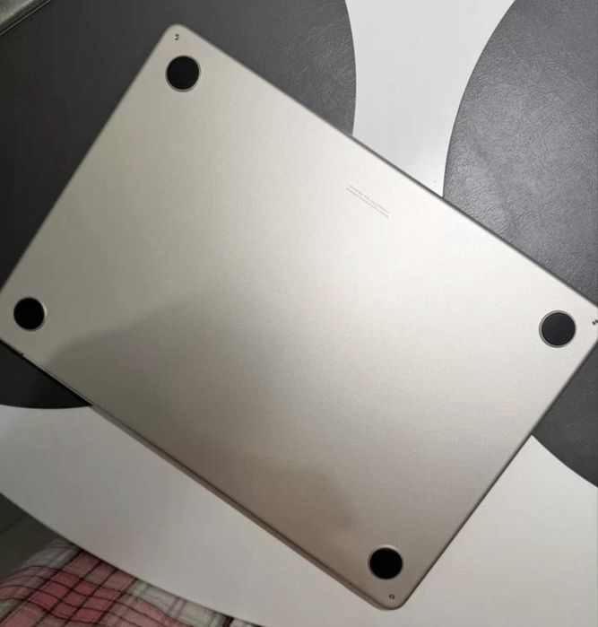 Продам MacBook Air 13 (Apple M2)