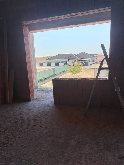 Vand casa in rosu in cartierul grigorescu