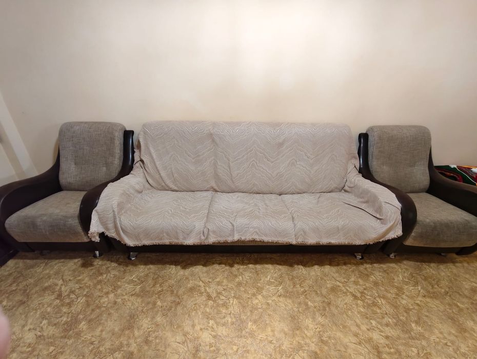 Продам диван с двумя креслами