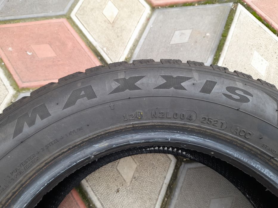 Vand 2 anvelope de iarna 175 65 r14 MAXXIS aproape noi