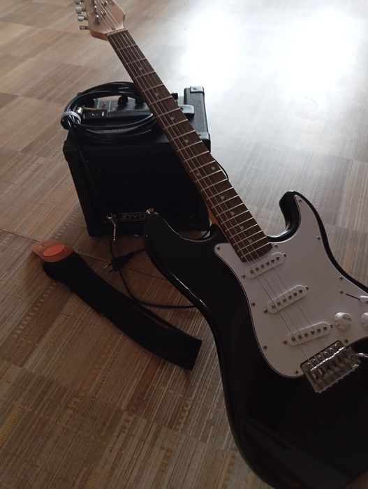 Продается электрогитара Stratocaster с звукоусилителем.