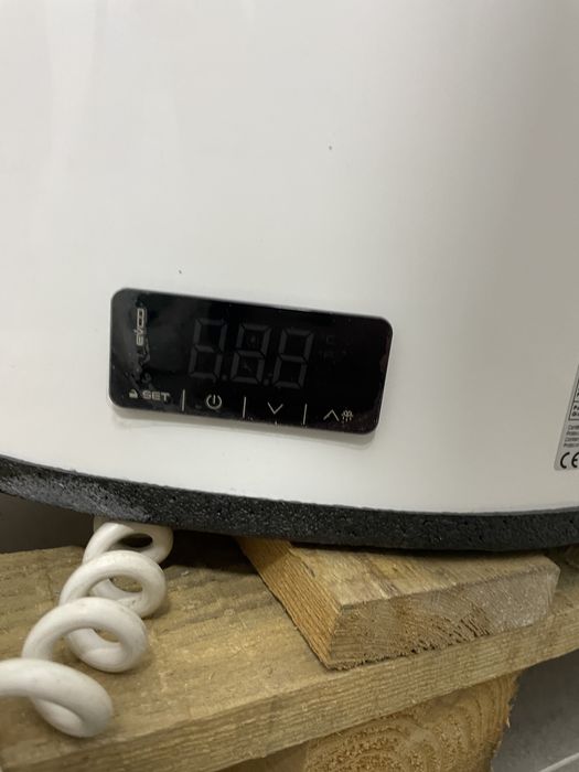 Boiler cu pompa de caldura de 110 litri pentru apa calda menajera