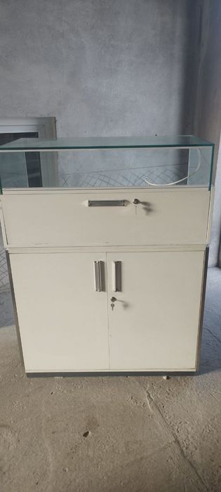 Продается витрина стеклянная