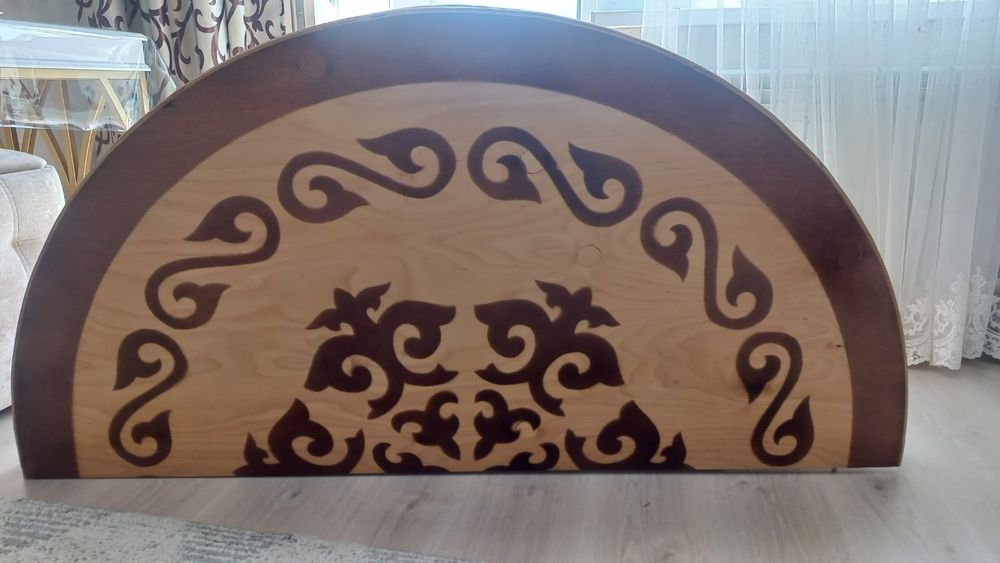 Круглый стол с орнаментом