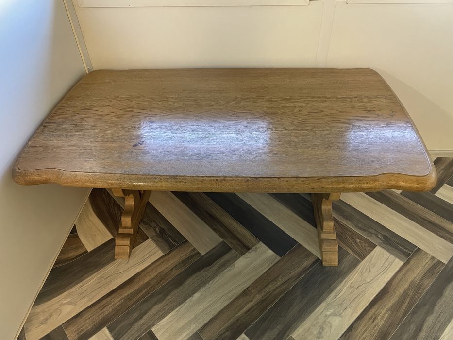 Masa din lemn masiv