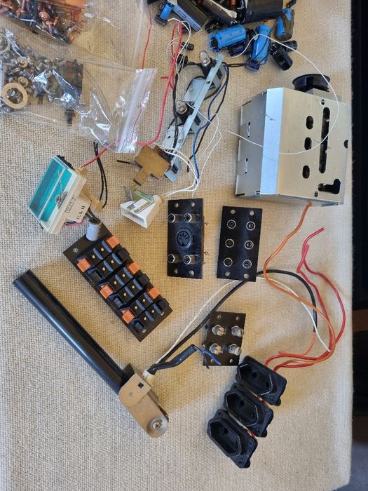 Pachet dif Condensatori, componente Kenwood KR 5200, etc