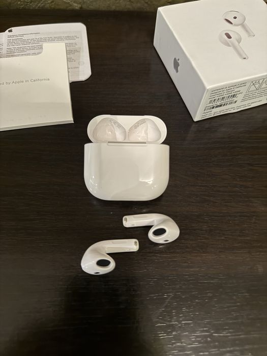 Apple Airpods 4  .