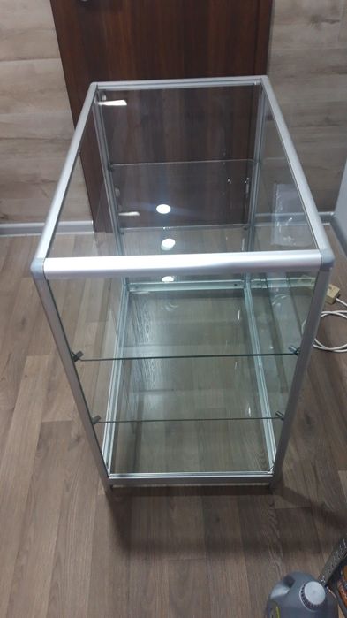 Стъклен стилаж/штендер.