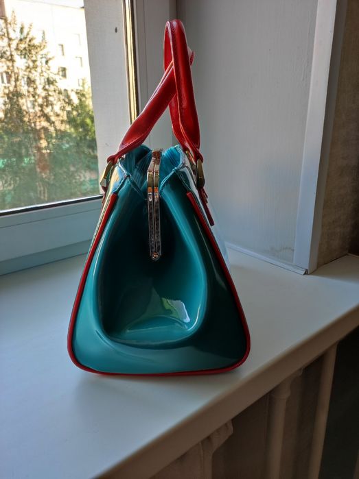 Продам женскую сумочку