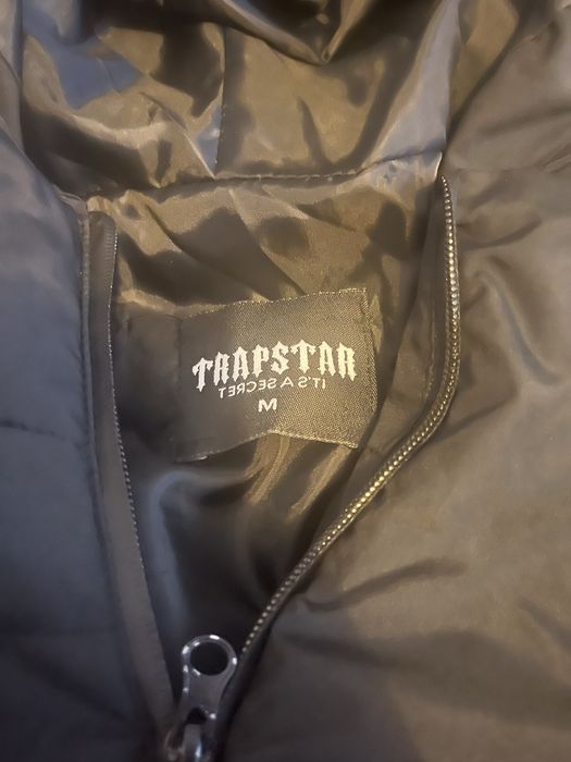 Geaca trapstar foarte buna