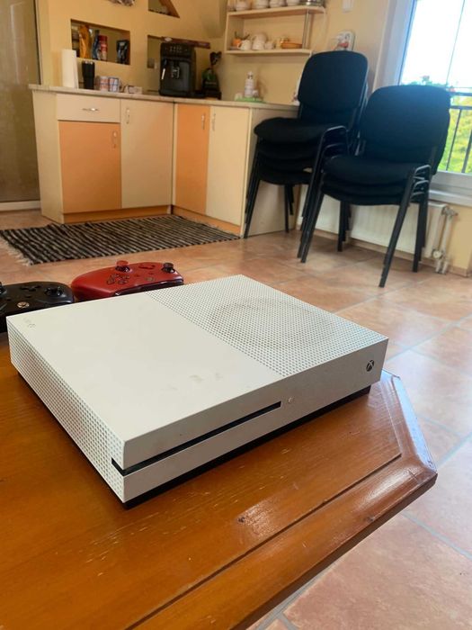 Xbox One S cu 4 controllere și 10 jocuri, prezentate mai jos.