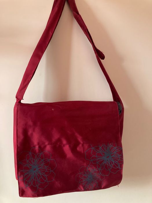 Червена чанта за лаптоп