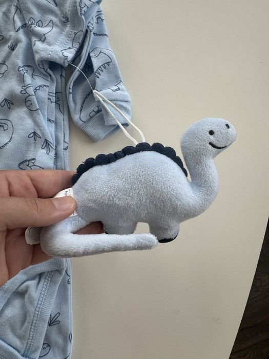 Нов комплект от 5 части, размер 74 ромпър, папка, играчка, боди, лигав