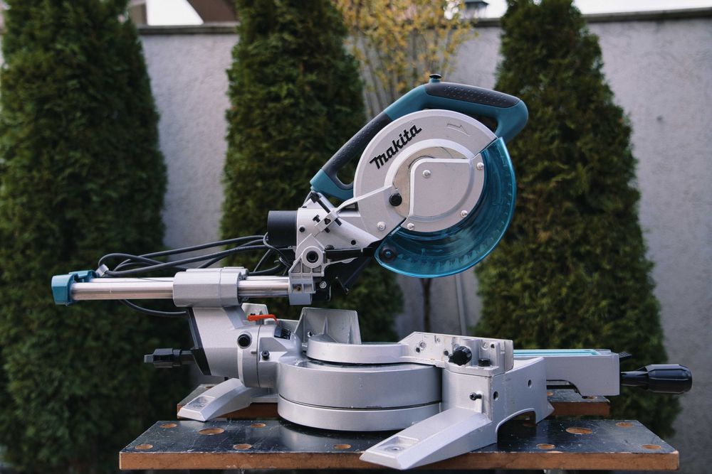 Циркуляр герунг Makita LS0815FL 216мм / 1400W — професионален