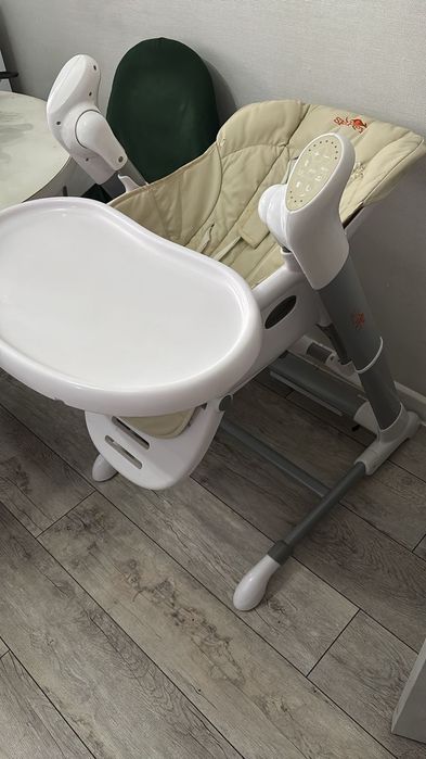 Продам универсальный стульчик для кормления.