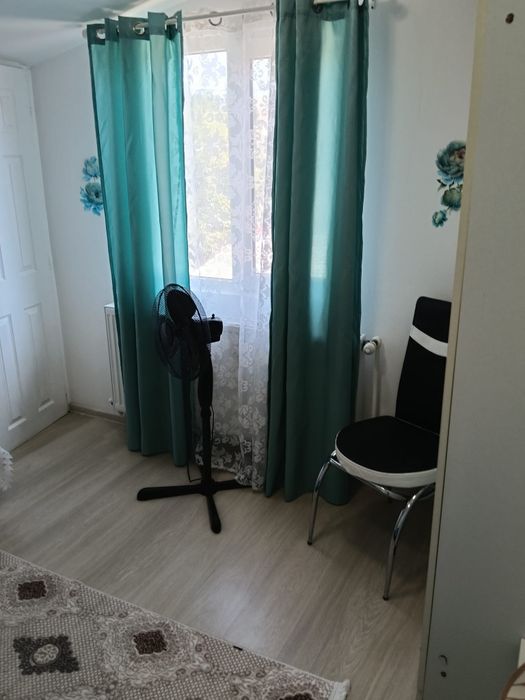 Închiriez garsoniera, hol baie bucătărie, și o camera la vila.
