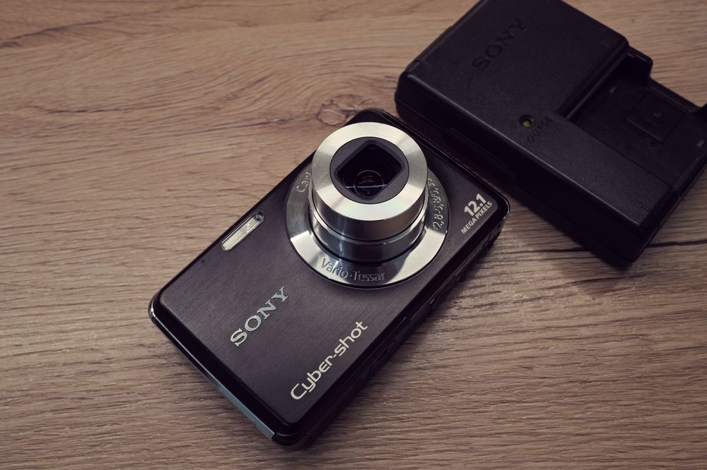 Aparat foto Sony Cybershot 12 megapixeli Zeiss ca si NOU Card w220