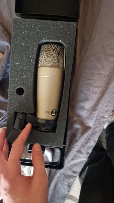 Microfon profesional cu condensator de studio