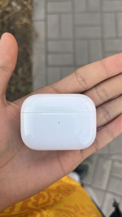 Продам кейс оригинал airpods pro 1