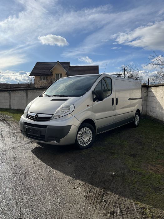 Vand Opel Vivaro 2.0 d model lung