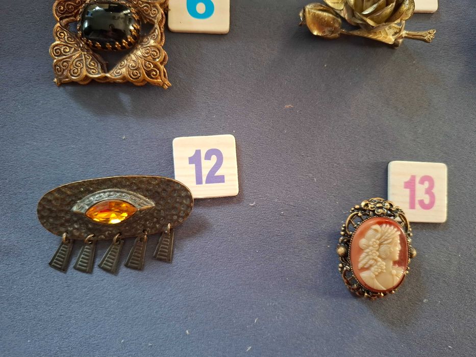 Колекция старинни брошки