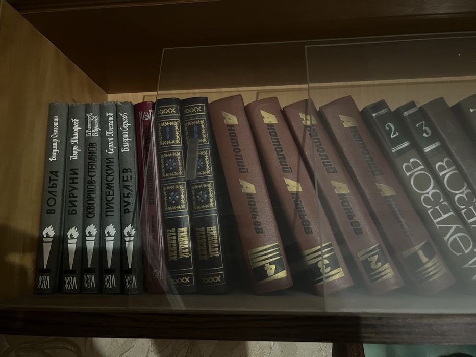 Продаю книги от разных классических писталей.
