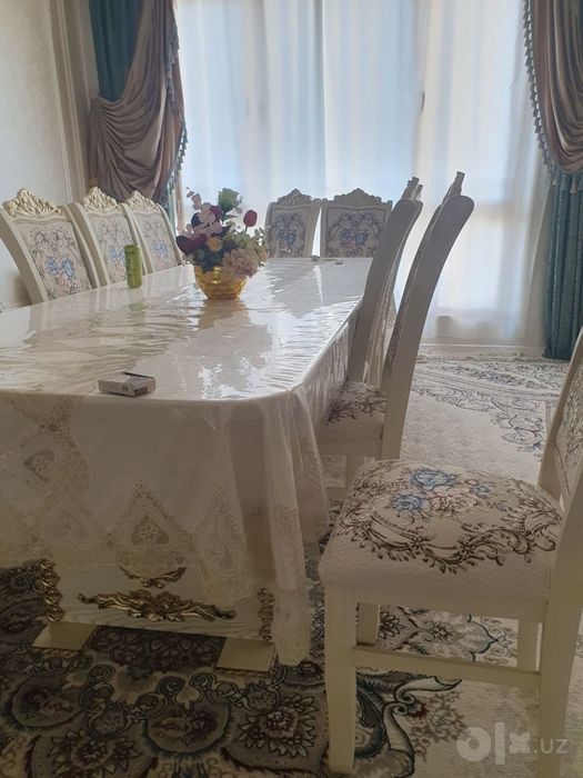 Обеденный стол со стульями на 6 персон