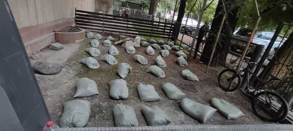 В мешках чернозем горный 1000тг