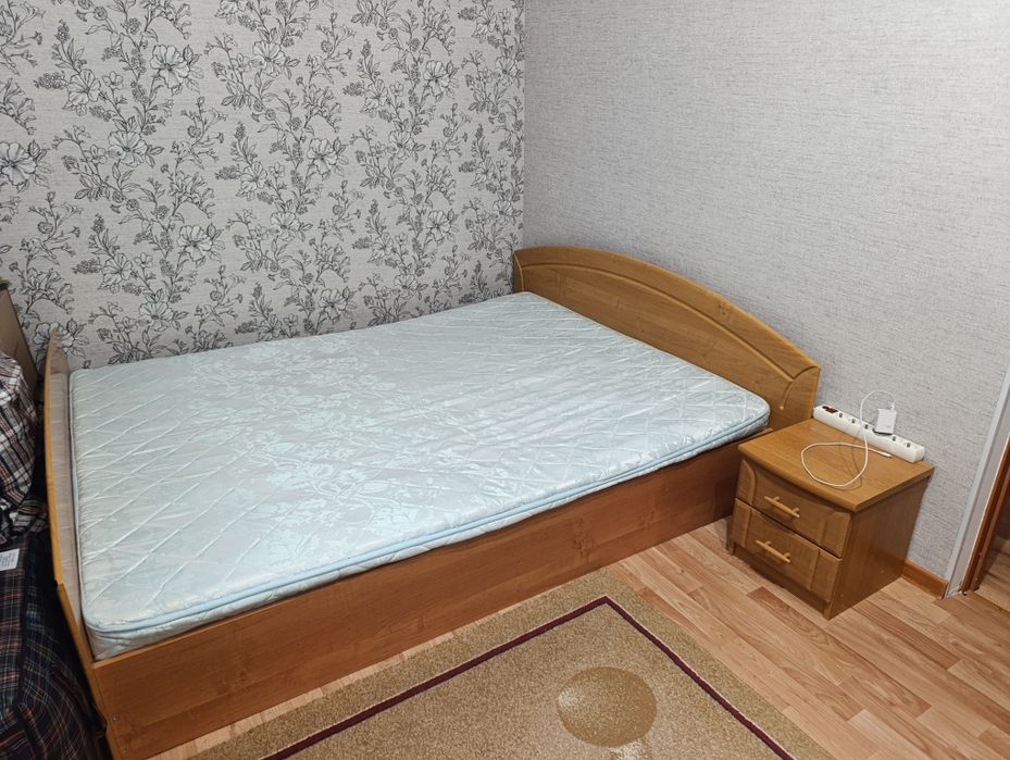 Кровать и тумбочки