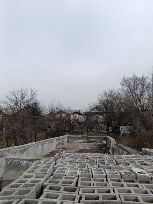 Продам участок с фундаментом.