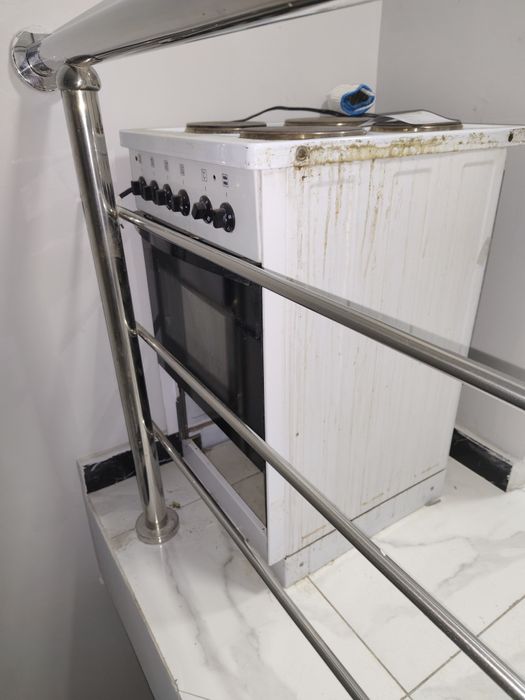 Продам электроплиту с духовкой