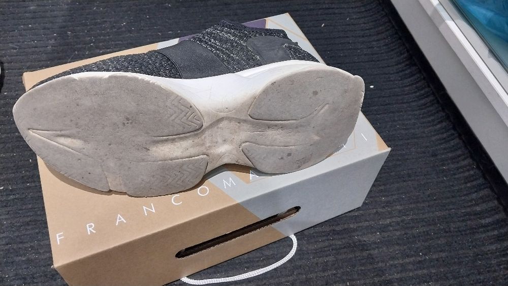 Продам женские кроссовки