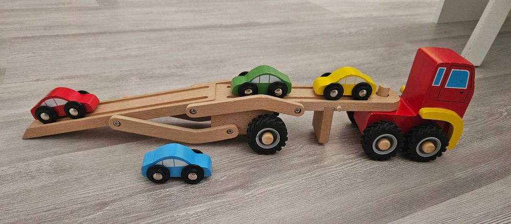 Автовоз дървена играчка