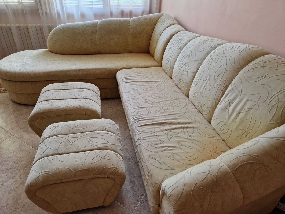 Продавам разтегателен диван с табуретки