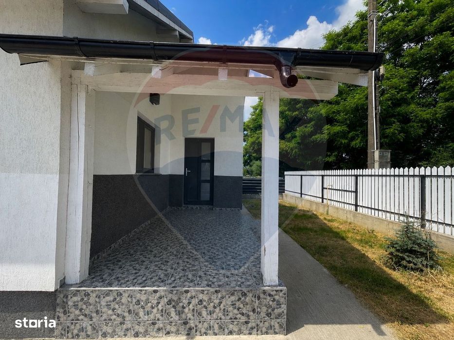 Casă cu 3 camere de vânzare în Hemeiuș – Strada Cireșarilor