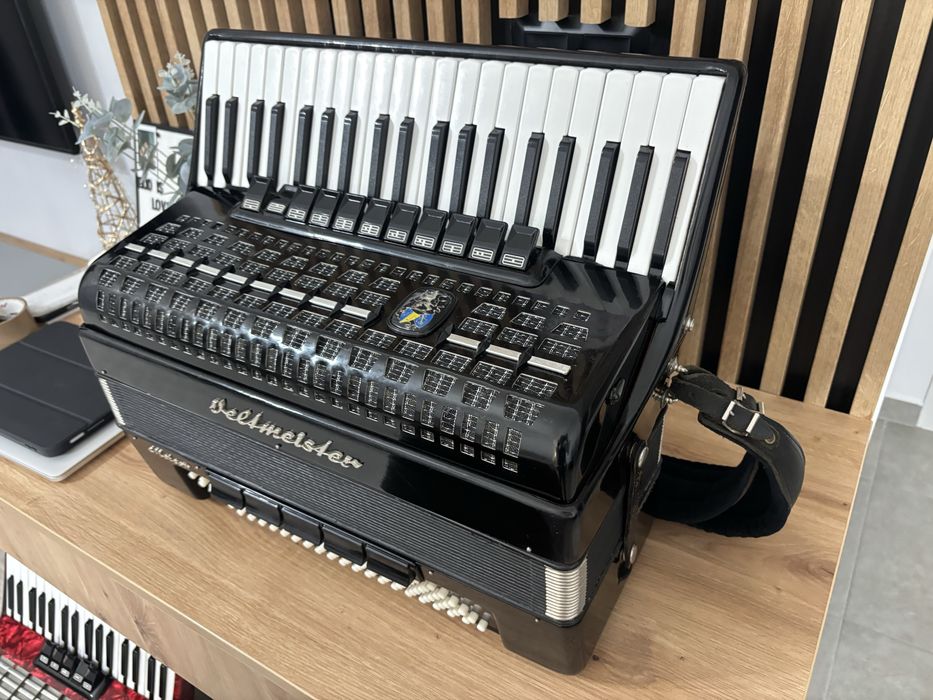 Acordeon Weltmeister Meteor cu 120 de basi